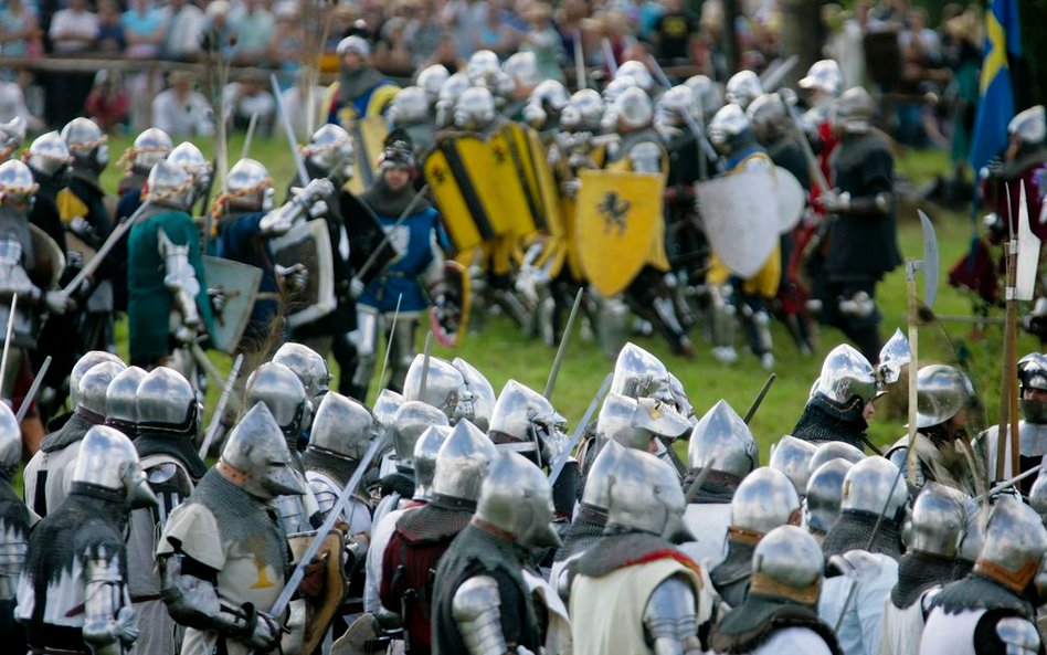 Inscenizacje bitwy przyciągają coraz więcej uczestników i widzów.