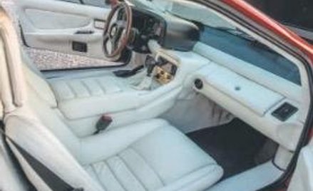 Prowadzimy tylko w białych rękawiczkach? Jak na Brytyjczyka przystało, elegancja jest tu normą.