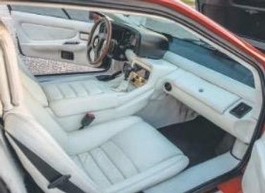 Prowadzimy tylko w białych rękawiczkach? Jak na Brytyjczyka przystało, elegancja jest tu normą.