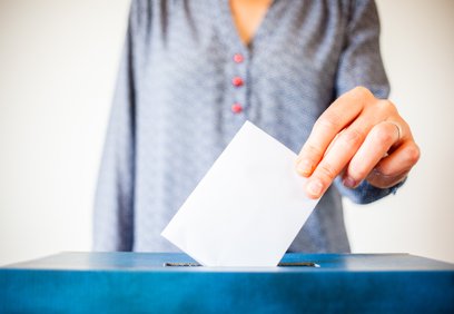 Wyborca głosuje, stawiając znak „x” obok nazwiska wybieranego kandydata.