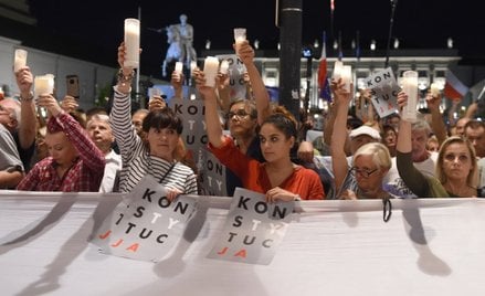 Urna z długopisami dla Dudy. Protesty w całej Polsce