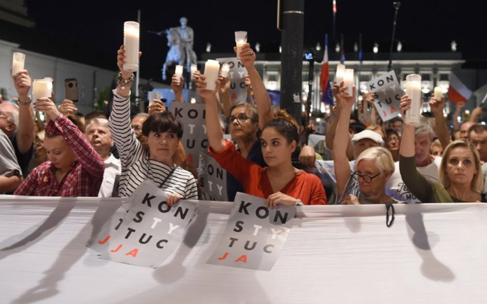 Urna z długopisami dla Dudy. Protesty w całej Polsce