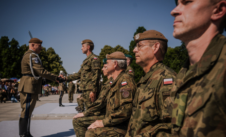 Żołnierze WOT w czasie promocji oficerskiej.