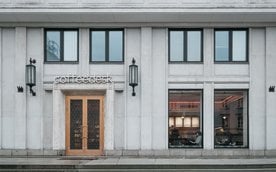 Przestrzeń charakteryzuje się modernistycznym wystrojem z elementami drewna, marmuru i luksferów.