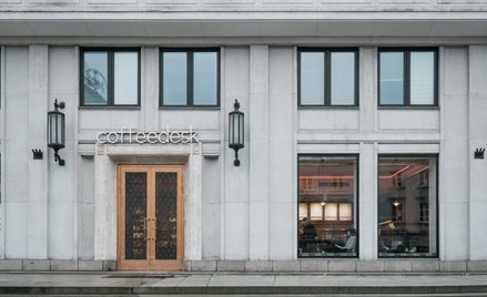 Przestrzeń charakteryzuje się modernistycznym wystrojem z elementami drewna, marmuru i luksferów.