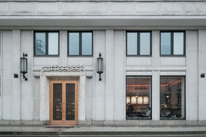 Przestrzeń charakteryzuje się modernistycznym wystrojem z elementami drewna, marmuru i luksferów.