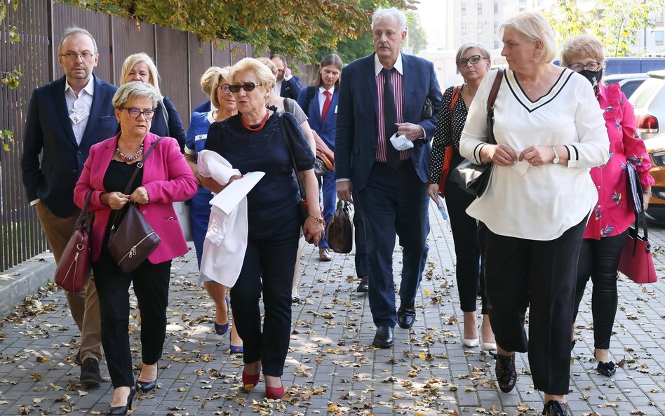 Przedstawiciele Ogólnopolskiego Komitetu Protestacyjno-Strajkowego Pracowników Ochrony Zdrowia w dro