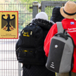 Migranci przed urzędem imigracyjnym w Dolnej Saksonii