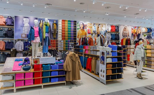 Wnętrze polskiego sklepu Uniqlo.