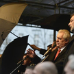 Prezydent Czech z czerwoną kartką
