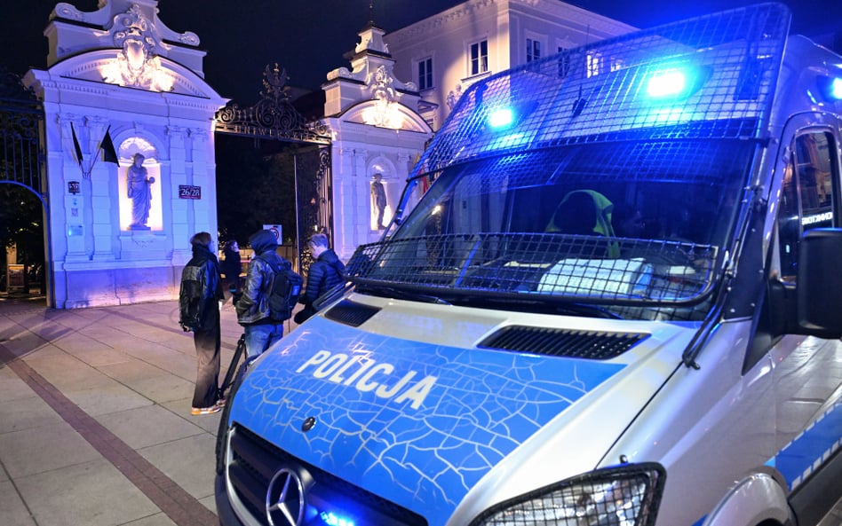 Policja przed bramą kampusu Uniwersytetu Warszawskiego