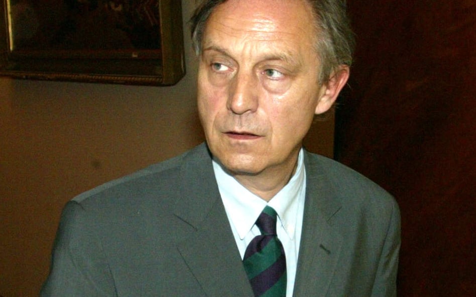 Dziennikarze i politycy o rezygnacji Piesiewicza