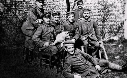 Adolf Hitler (siedzi pierwszy z prawej) w 16. Rezerwowym Pułku Piechoty, I wojna światowa