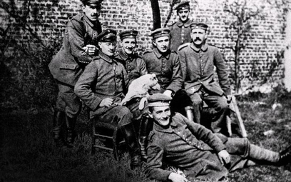 Adolf Hitler (siedzi pierwszy z prawej) w 16. Rezerwowym Pułku Piechoty, I wojna światowa