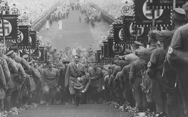 30 września 1934 r. - Adolf Hitler w otoczeniu oficerów wchodzi na górę Buckeberg pod Hameln przez s