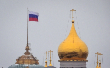 Rosyjska flaga nad Placem Czerwonym w Moskwie
