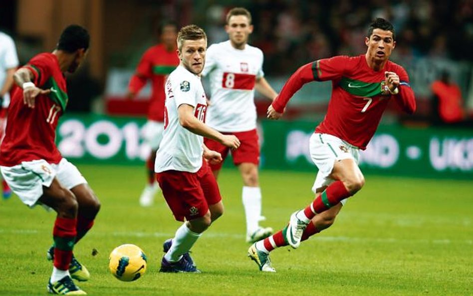 Jakub Błaszczykowski między portugalskimi gwiazdorami Cristiano Ronaldo i Nanim (z lewej)