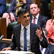 Brytyjski minister finansów Rishi Sunak ogłasza w parlamencie pakiet wsparcia dla gospodarstw domowy