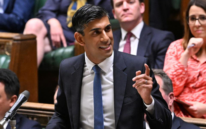 Brytyjski minister finansów Rishi Sunak ogłasza w parlamencie pakiet wsparcia dla gospodarstw domowy