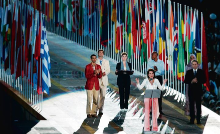 Gianna Angelopoulos-Daskalaki podczas ceremonii rozpoczęcia igrzysk olimpijskich w Atenach. Jej małż