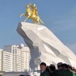 Pomnik prezydenta Turkmenistanu Grubanguły Berdymuchamedow - stylizowany na "Miedzianego Jeźdźca" z 