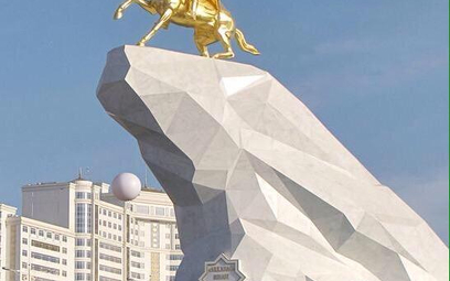 Pomnik prezydenta Turkmenistanu Grubanguły Berdymuchamedow - stylizowany na "Miedzianego Jeźdźca" z 