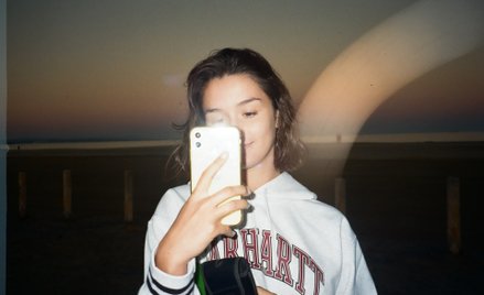 Cudze „selfie”, nawet niedoskonałe technicznie, pozytywnie wpływa na to, jak postrzegamy ubrania, kt