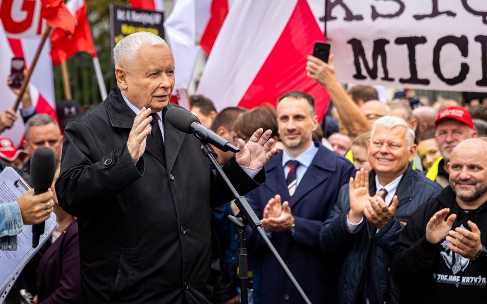 Formacja Jarosława Kaczyńskiego powoli odbudowuje poparcie