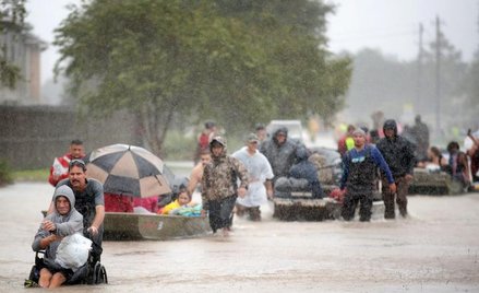 Houston już szósty dzień zalewa ulewny deszcz. Ewakuacja mieszkańców podtopionych dzielnic wydaje si