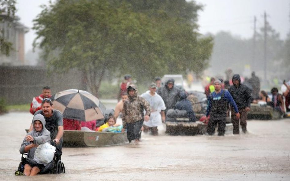 Houston już szósty dzień zalewa ulewny deszcz. Ewakuacja mieszkańców podtopionych dzielnic wydaje si