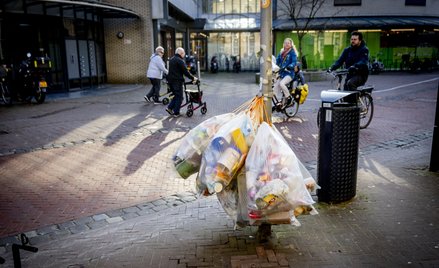 Worki na śmieci z posegregowanymi odpadami w oddzielnych workach. Na całym świecie produkuje się roc