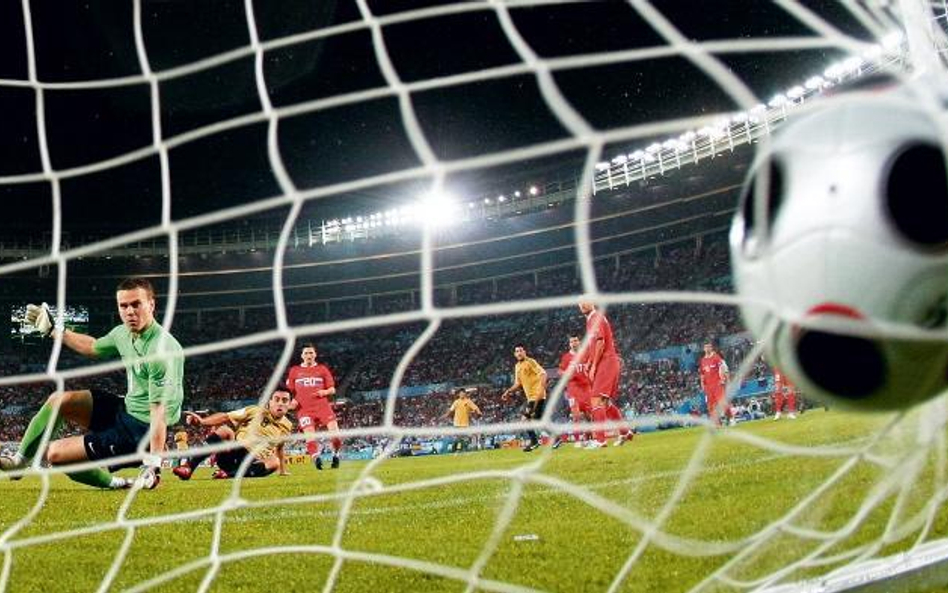 Xavi Hernandez strzela pierwszą bramkę