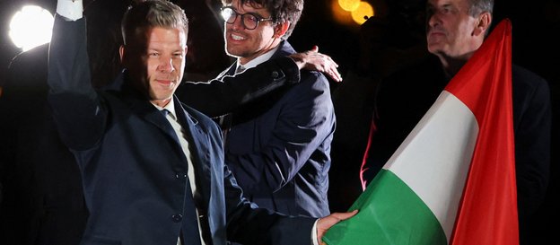 Péter Magyar cieszy się ze zwycięstwa