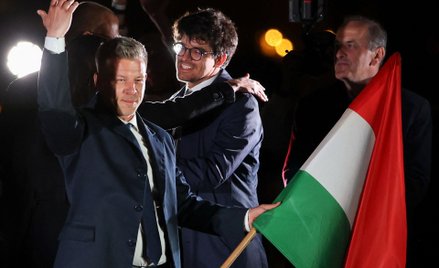 Péter Magyar cieszy się ze zwycięstwa