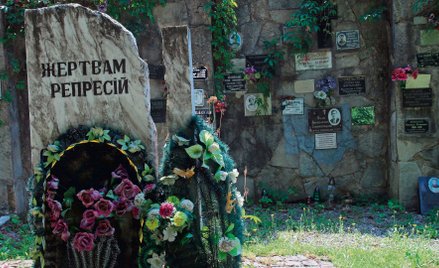 Pomnik „Ofiarom represji” na cmentarzu w Kamieńcu Podolskim upamiętnia m.in. tych, których ciała bez