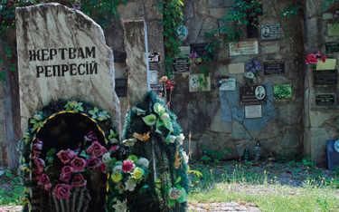Pomnik „Ofiarom represji” na cmentarzu w Kamieńcu Podolskim upamiętnia m.in. tych, których ciała bez