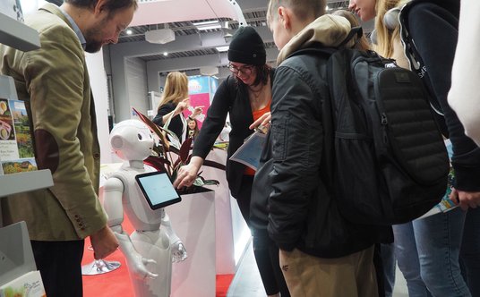 Na stoisku POT można przywitać się z robotem