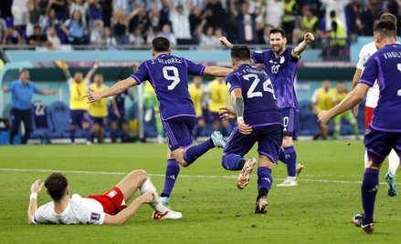 Argentyńczycy cieszą się po zdobyciu drugiej bramki w meczu z Polską PAP/EPA