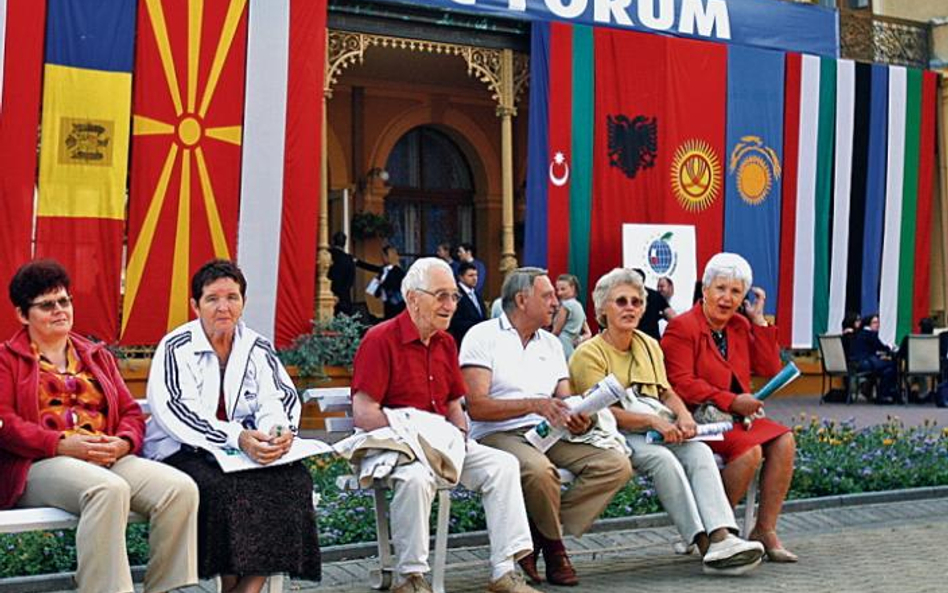 Kuracjusze wypatrują na deptaku znanych uczestników forum