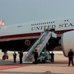 Trump opuszcza pokład Air Force One ofiarowanego przez Katar