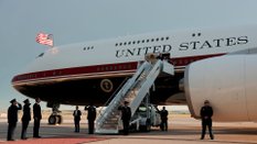 Trump opuszcza pokład Air Force One ofiarowanego przez Katar