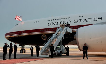 Trump opuszcza pokład Air Force One ofiarowanego przez Katar
