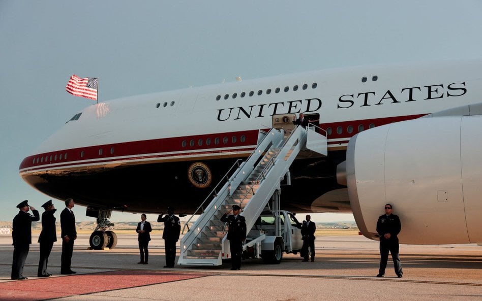 Trump opuszcza pokład Air Force One ofiarowanego przez Katar