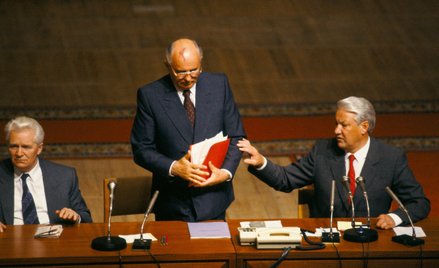 Borys Jelcyn (pierwszy z prawej) toczył z Michaiłem Gorbaczowem (w środku) nieformalną walkę o Kreml