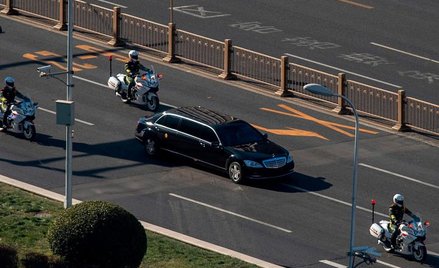 Limuzyna z północnokoreańskim dyktatorem Kim Dzong Unem na wyłączonej z ruchu alei w Pekinie, 8 styc