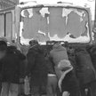 Rozpowszechniony tej zimy sposób uruchamiania pojazdów mechanicznych „na pych”. Warszawa, kwiecień 1