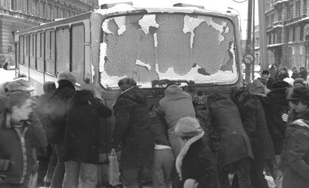 Rozpowszechniony tej zimy sposób uruchamiania pojazdów mechanicznych „na pych”. Warszawa, kwiecień 1