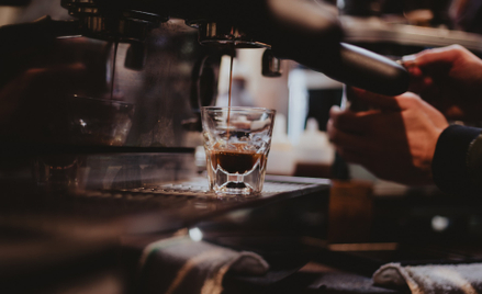Kara w wysokości 1000 euro za brak informacji o cenie filiżanki espresso – tak zakończył się spór kl