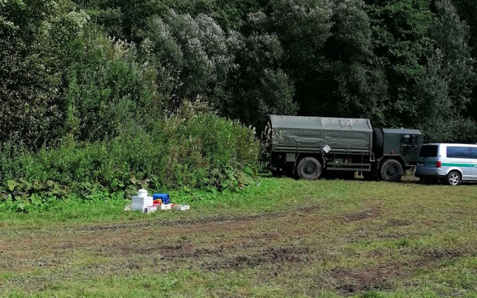 Uchodźcy na granicy Polski z Białorusią w pobliżu wsi Usnarz Górny