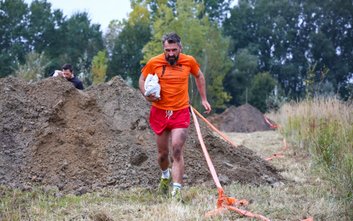 Zawodnicy muszą przygotować się na pełne wrażeń wyzwania: kąpiel w lodowatej wodzie, czołganie pod z